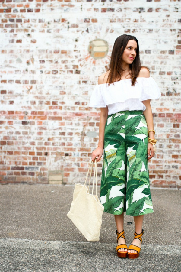 Τα tropical prints «φωνάζουν» καλοκαίρι περισσότερο από οτιδήποτε άλλο και εκτός από το ότι τραβάνε τα βλέμματα, σας απαλλάσσουν και από την ανάγκη για παραπάνω αξεσουάρ, μιας και αρκούν από μόνα τους για να δημιουργήσετε statement.