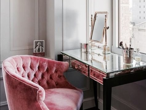 Πολλές beauty και fashion influncers αγαπούν τα vanity desks και τα συμπεριλαμβάνουν στη διακόσμηση του καθιστικού τους αντί να τα έχουν απλά στην κρεβατοκάμαρά τους.
