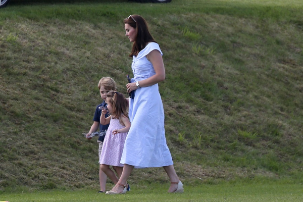 H Δούκισσα του Cambridge δείχνει πιο χαλαρή από ποτέ μέσα στο μπλε φόρεμά της, το οποίο κοστίζει λιγότερο από 60 ευρώ.