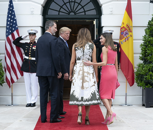 Η Trump διάλεξε ένα φόρεμα Valentino, διατηρώντας το look της απλό, αφήνοντας τα floral κεντήματα να μιλήσουν από μόνα τους.