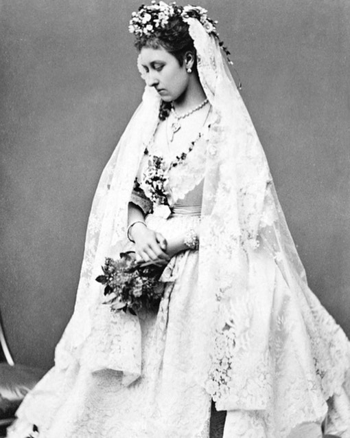 Η έκτη κόρη της Βασίλισσας Victoria, πριγκίπισσα Louise, έκανε σχέση με το δάσκαλο του αδελφού της και απέκτησε μαζί του ένα γιο, το Henry. Σύμφωνα με φήμες, τον υιοθέτησε o γυναικολόγος της μητέρας της, Frederick Locock.