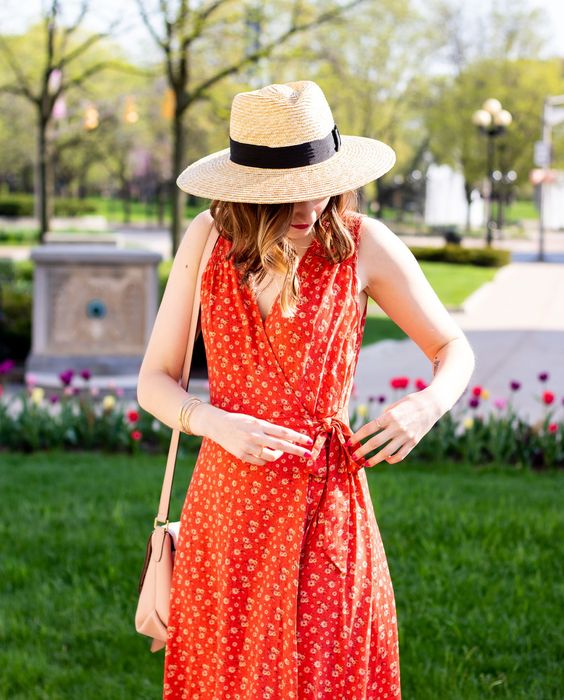 Ταιράξτε ένα ψάθινο καπέλο με ένα φόρεμα σε έντονο κόκκινο, για ακόμα πιο ωραίο καλοακρινό στιλ.