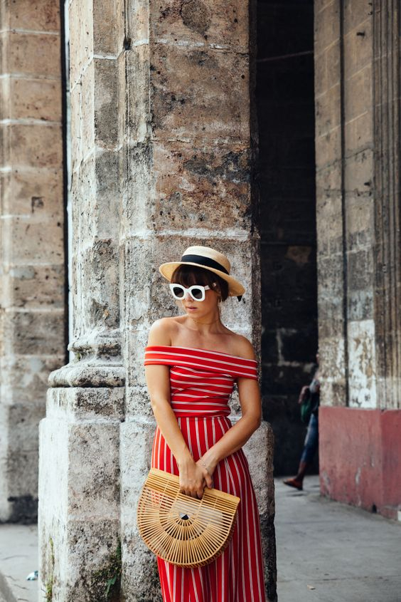 Ταιράξτε ένα ψάθινο καπέλο με ένα φόρεμα σε έντονο κόκκινο, για ακόμα πιο ωραίο καλοακρινό στιλ.
