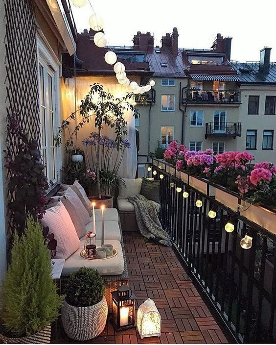 Μία σειρά από fairy lights θα βάλει την πιο ρομαντική πινελιά στη βεράντα σας.