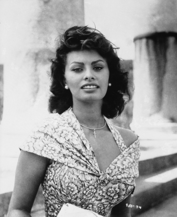 Πριν αποφασίσει να αλλάξει το όνομά της σε Sophia Loren, δηλωνόταν στις ταινίες ως Sofia Lazzaro ή Sofia Scicolone.