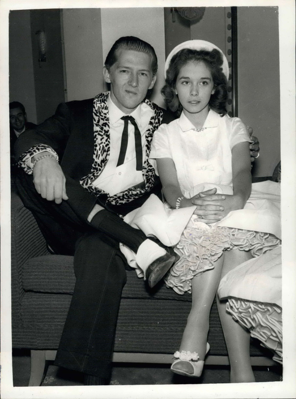 Ο γάμος του Jerry Lewis με τη 13χρονη ξαδέλφη του: Μπορεί να μην ήταν συγγενής πρώτου βαθμού, αλλά η Myra Gale Brown ήταν ανήλικη. Η καριέρα του – τότε- 22χρονου καταστράφηκε, αλλά δε φυλακίστηκε ποτέ.