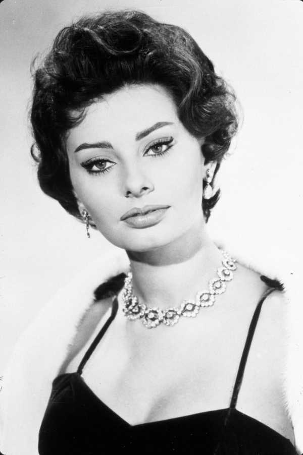 Το «γατίσιο» μακιγιάζ στα μάτια με το έντονο eyeliner έχει συνδεθεί άρρηκτα με τη Sophia Loren. 