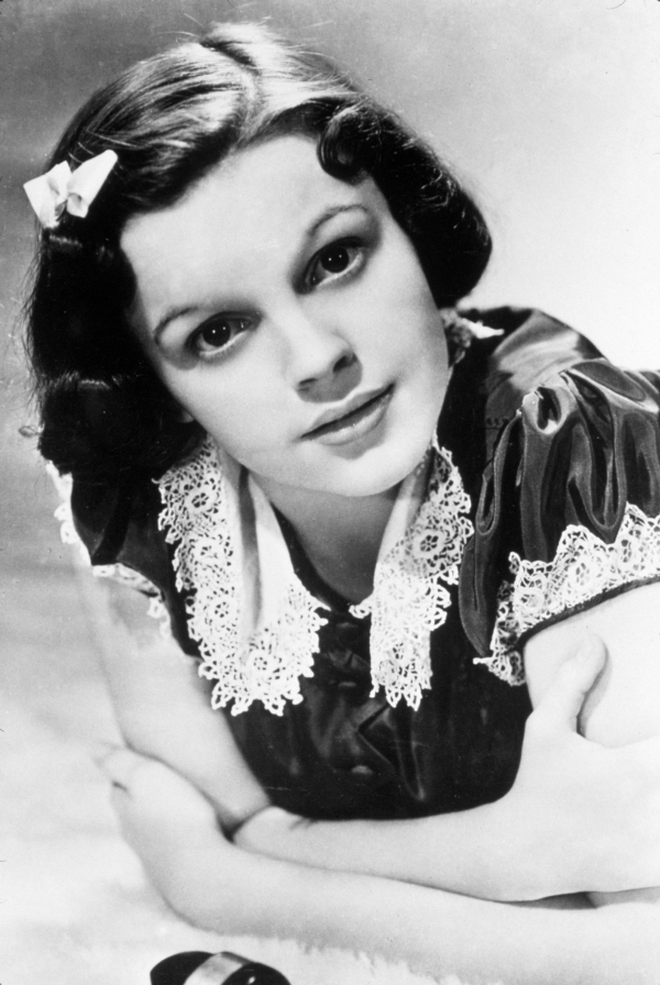 O εθισμός της Judy Garland στα χάπια: Η πρωταγωνίστρια του Μάγου του Οζ προσπάθησε σκληρά να αδυνατίσει και κατανάλωνε χάπια αδυνατίσματος. Έχασε τη ζωή της από υπερβολική δόση, στα 47 της χρόνια.