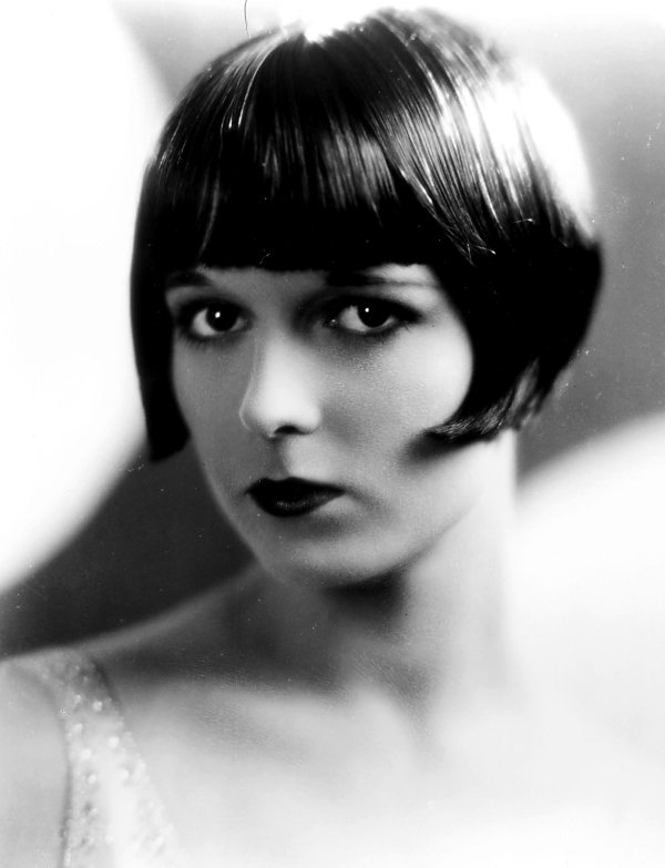Τα roaring 20s ήθελαν τις γυναίκες με ίσια, λεπτά φρύδια, έντονα χείλη σε σχήμα καρδιάς και σκούρα smokey eyes, τα οποία δημιουργούσαν χρησιμοποιώντας μολύβι kohl, την πρώτη μορφή eyeliner.