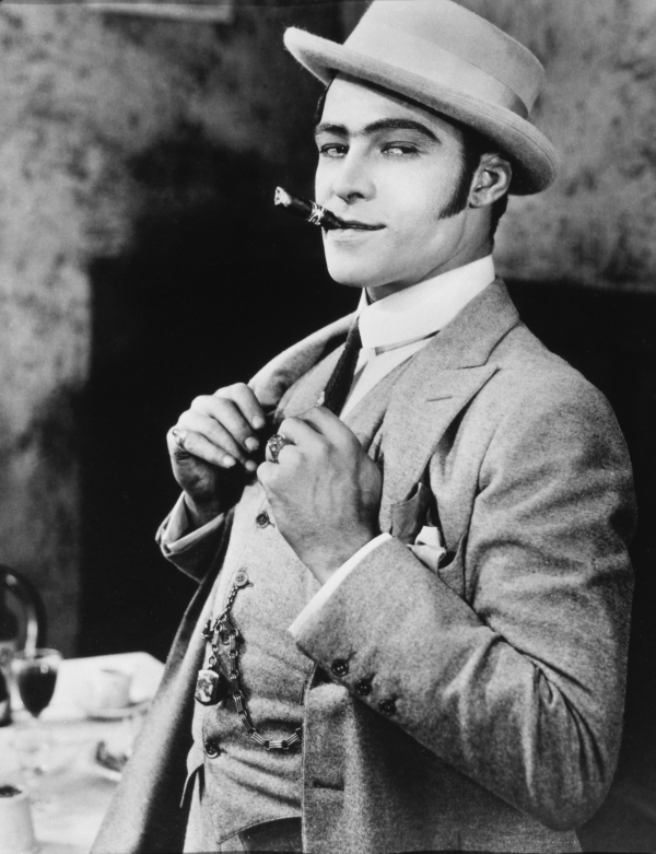 H καριέρα του Rudolph Valentino ως συνοδός κυριών: Ήταν σύμβολο ανδρισμού και εργαζόταν ως αισθησιακός χορευτής, πριν γίνει διάσημος. Μάλιστα, κάποτε συνελήφθη επειδή εργαζόταν παράνομα σε πορνείο.