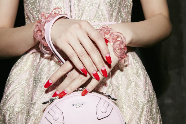 Color blocking μισοφέγγαρα επέλεξε ο οίκος Moschino, με την nail artist που επιμελήθηκε τα νύχια, Miss Pop, να τα χαρακτηρίζει ως τη μοντέρνα εκδοχή του στιλ της Jackie O.