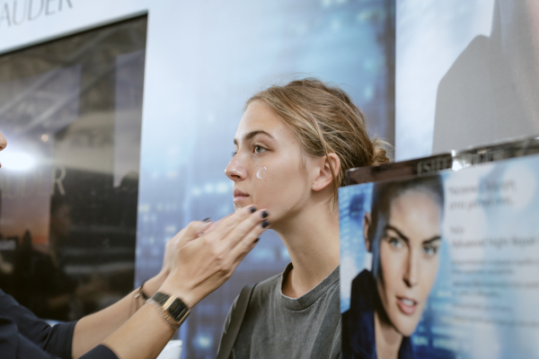 Κάθε σωστό makeup ξεκινάει με την προετοιμασία της επιδερμίδας. Στο χθεσινό show, η Estee Lauder ήταν αυτή που περιποιήθηκε τα πρόσωπα των μοντέλων, ώστε να δείχνουν λαμπερά, υγιή και ενυδατωμένα. 