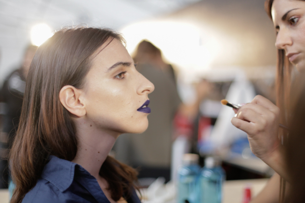 Η νέα σχεδιάστρια, Vassiliki Grammenou, ήθελε τα μοντέλα με μίνιμαλ μακιγιάζ στο πρόσωπο και bold χείλη σε σκούρες αποχρώσεις. 
