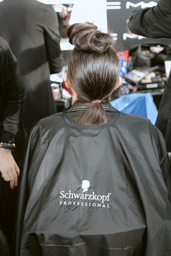 Το χτένισμα σταθεροποιήθηκε χρησιμοποιώντας προϊόντα Schwarzkopf Professionals.