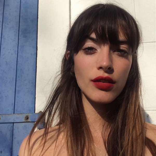 Ένα από τα it girls του Instagram και μοντέλο από τη Γαλλία, Louise Follain τολμάει την τάση σε σκούρες κόκκινες αποχρώσεις. 