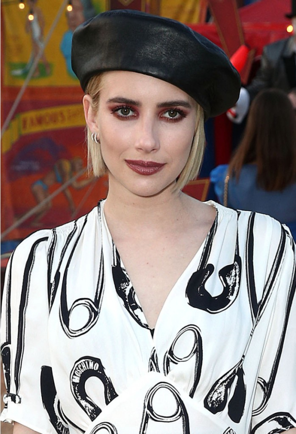Τολμήστε την edgy και cool εκδοχή του φορώντας ένα καπέλο, όπως η Emma Roberts. 