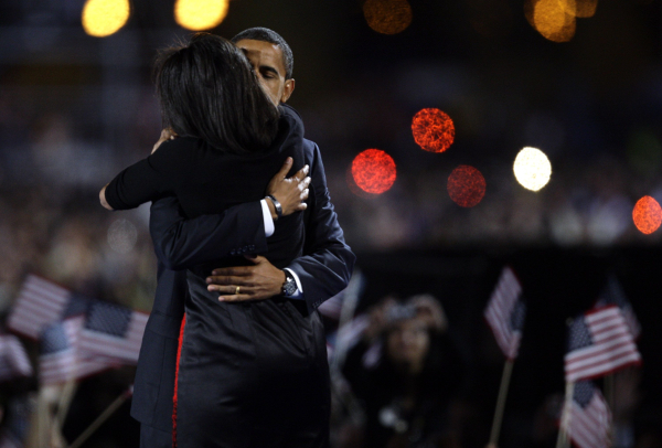 Η αγκαλιά του ζευγαριού μετά την ομιλία του Obama, όταν ανακοινώθηκε η νίκη του στις εκλογές του 2008