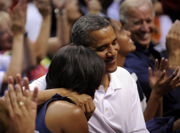 O Barack φιλάει τη Michelle όταν τους εντοπίζει η Kiss Cam κατα τη διάρκεια ενός αγώνα μπάσκετ μεταξύ της Εθνικών ομάδων της ΗΠΑ και της Βραζιλίας