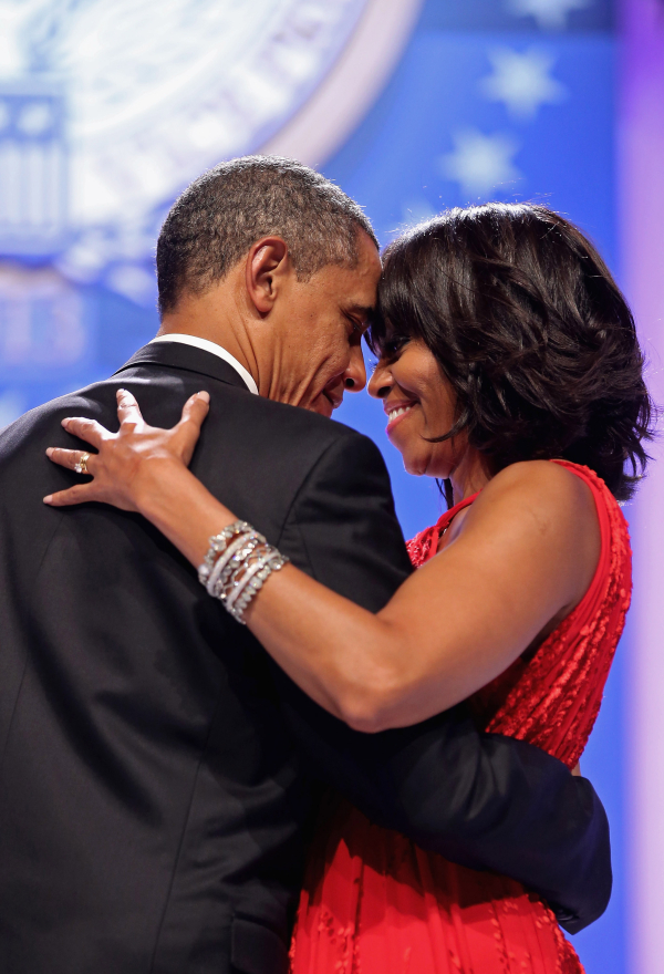Οι Obama τραγουδάνε και χορεύουν στον Εναρκτήριο Χορό, λίγο μετά τον όρκο του Barack για τη δεύτερη θητεία του