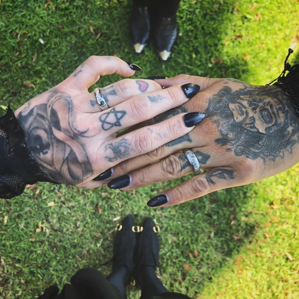 Kat Von D & ?eafar ?eyer: Η tattoo artist ανακοίνωσε το γάμο της επίσης με μια φωτογραφία των δαχτυλιδιών τους στο Instagram