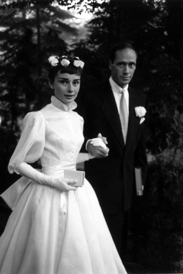 Η Audrey Hepburn το 1954 με δημιουργία του οίκου Balmain – όσο περίεργο κι αν σας φαίνεται, αφού πλέον σχεδιάζει πολύ κοντά φορέματα και δερμάτινα παντελόνια. 