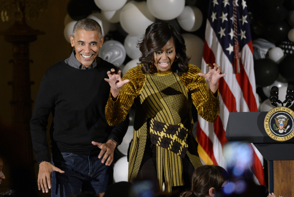 To ζεύγος Obama χορεύουν το Triller σε ένα Halloween Event του Λευκού Οίκου (2016)
