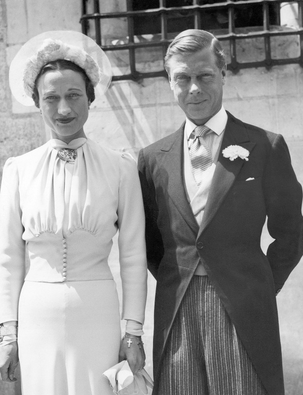 Η Wallis Simpson το 1937 με καπέλο που θύμιζε φωτοστέφανο αντί για βέλο.