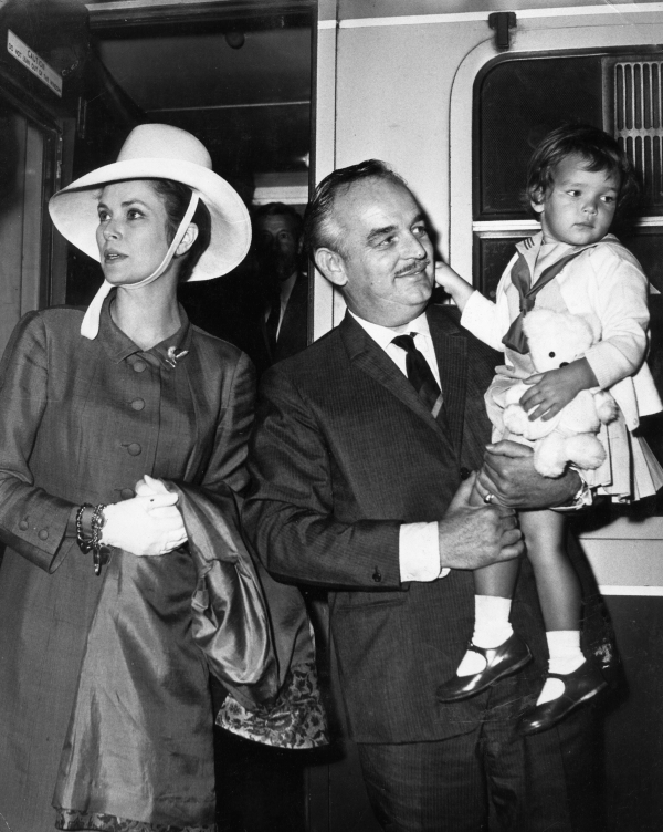 Με τον Prince Rainier και την κόρη τους Stéphanie, όταν εκείνη ήταν δύο ετών. 