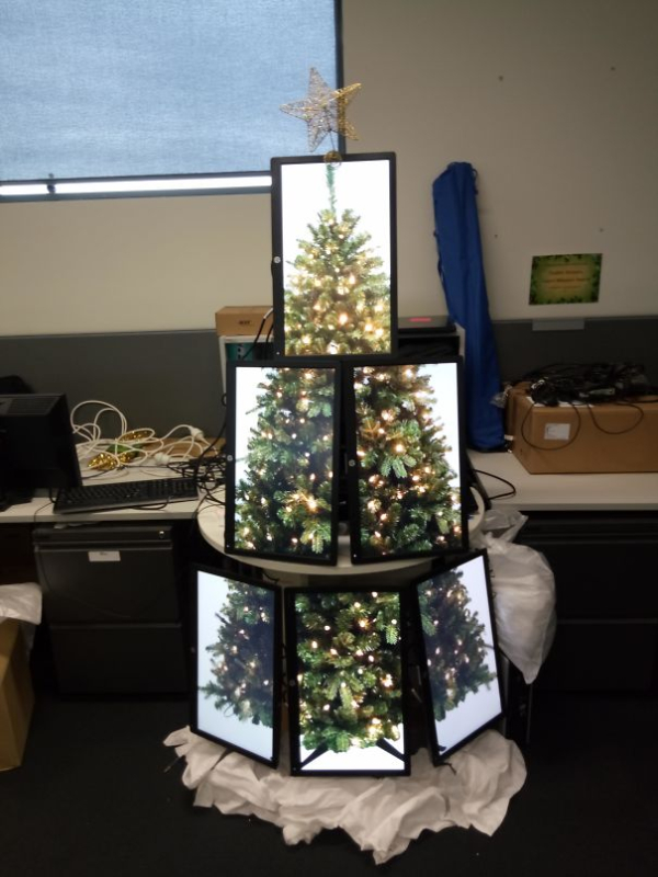 Χριστουγεννιάτικο Δέντρο από οθόνες (Πηγή: Bored Panda)