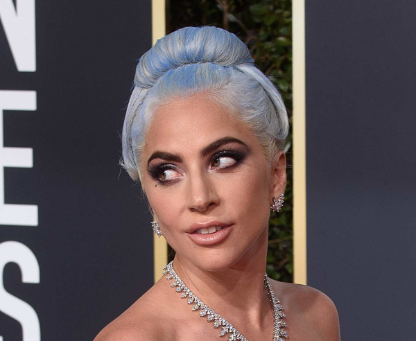 Η Lady Gaga με έντονο smokey eye και κότσο σε μπλε απόχρωση
