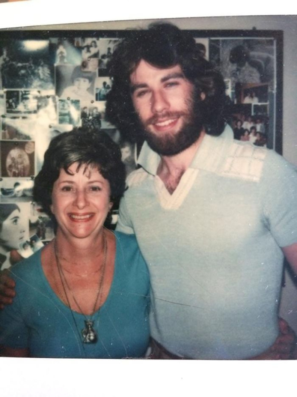 Η μαμά μου ήταν παιδική φίλη με τον John Travolta όταν έκανε θέατρο στα 70s | Πηγή: Bored Panda
