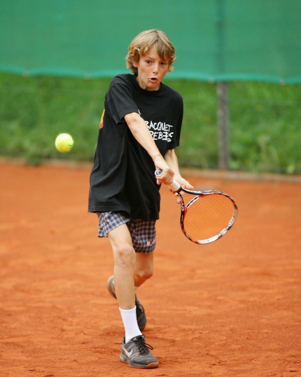 Ο 9χρονος Στέφανος στα πρώτα του βήματα στο τένις | Πηγή: @stefanostsitsipas98