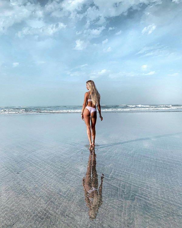 H Laura Michelle δροσίζει το καυτό κορμί της στα κύματα της Αυστραλίας