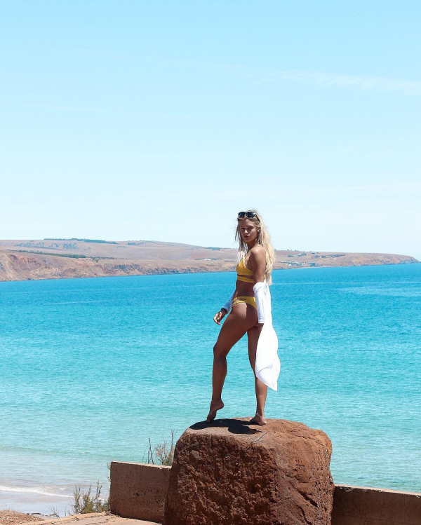 H Laura Michelle δροσίζει το καυτό κορμί της στα κύματα της Αυστραλίας