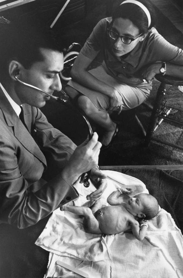“Dr. Radford, Maria και Anna, New City, New York,” 1962. - Lee Friedlander