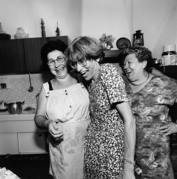 “Maria, Vanna Tassisto και Genesia Andreoni, Bargone, Italy,” 1999. - Lee Friedlander