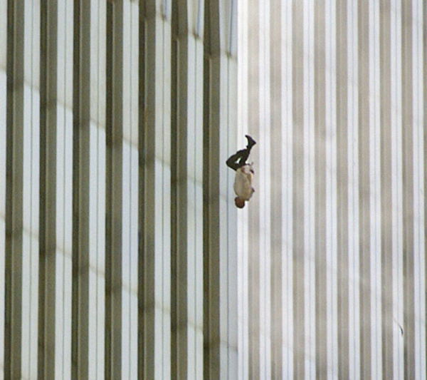 Άντρας πέφτει από το World Trade Center στις 11 Σεπτεμβρίου 2001 | Richard Drew /AP