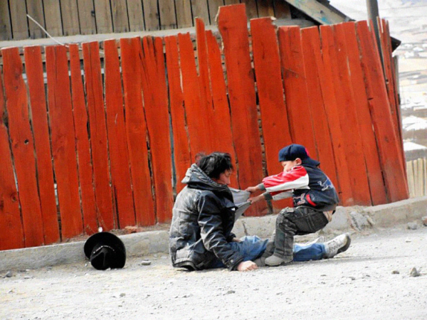 Αλκοολικός πατέρας με τον γιο του | Πηγή: imgur.com/7ZOJI