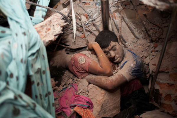 Ζευγάρι αγκαλιάζεται στα συντρίμμια ενός εργοστασίου που γκρεμίζεται | Taslima Akhter