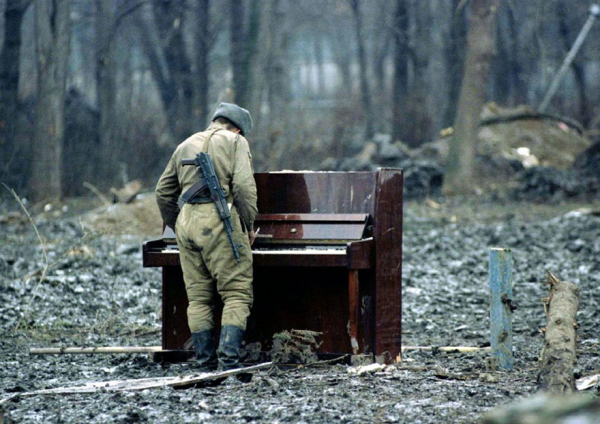 Ρώσος στρατιώτης παίζει σε ένα εγκαταλελειμμένο πιάνο στην Τσετσενία | drugoi.livejournal.com