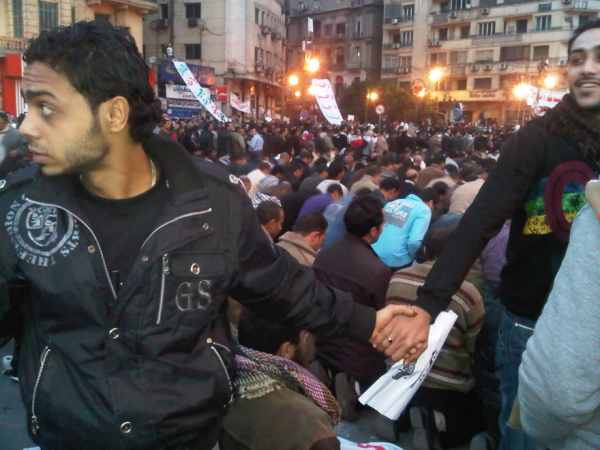 Χριστιανοί προστατεύουν μουσουλμάνους που προσεύχονται στις εξεγέρσεις στο Κάιρο το 2011 | Nevine Zaki