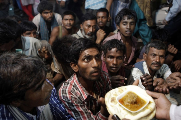 Άστεγοι Ινδοί περιμένουν για το συσσίτιο | Tsering Topgyal / AP