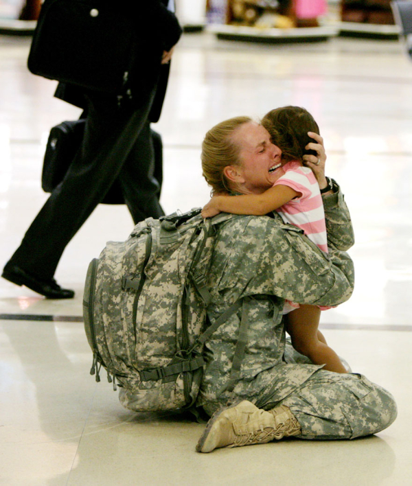 Η Terri Gurrola συναντάει την κόρη της μετά από 7 μήνες που υπηρετούσε στο Ιράκ | Louie Favorite
