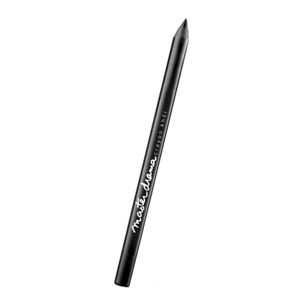 Με ένα μαύρο μαλακό μολύβι, Maybelline Master Drama Ultra Black,  έκανε ένα διακριτικό eyeliner δίχως να σχηματίσει έντονη γωνία