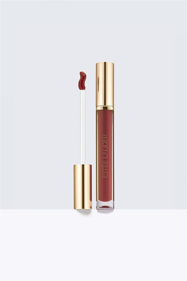 Με μία καφέ απόχρωση -Estée Lauder Pure Color Love Liquid Lip Shine Crème 100 Chai – έδωσε το τέλειο χρώμα στα χείλη της.