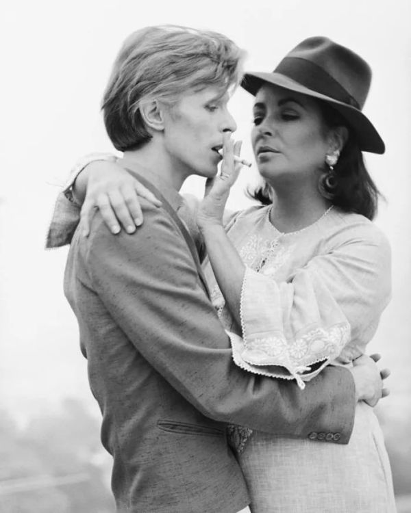 David Bowie & Elizabeth Taylor, 1975 | Photo: Terry O’Neil