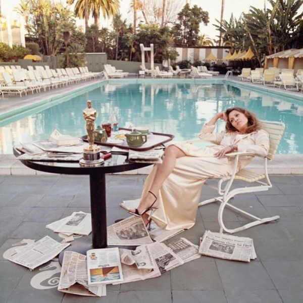 Faye Dunaway, Beverly Hills Hotel, 1977 | Photo: Terry O’Neill