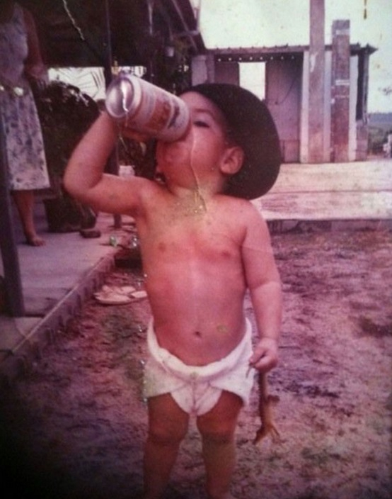 1991 - ένα τυπικό αυστραλάκι πίνει πολύ ελαφριά μπύρα και κρατάει ένα μωρό κροκοδειλάκι