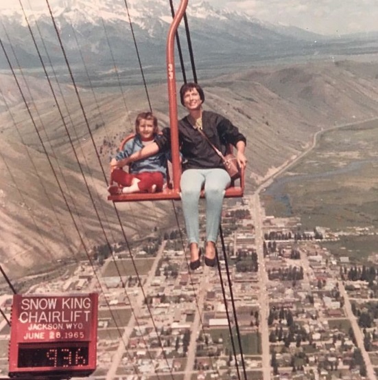 1960s - Μαμά και κόρη επιδεικνύουν τα επίπεδα ασφαλείας στα λούνα παρκ της εποχής