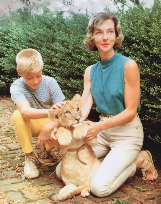 1959 - Η κτηνίατρος μαμά κι ο γιος της, μαζί με το κατοικίδιο λιοντάρι τους